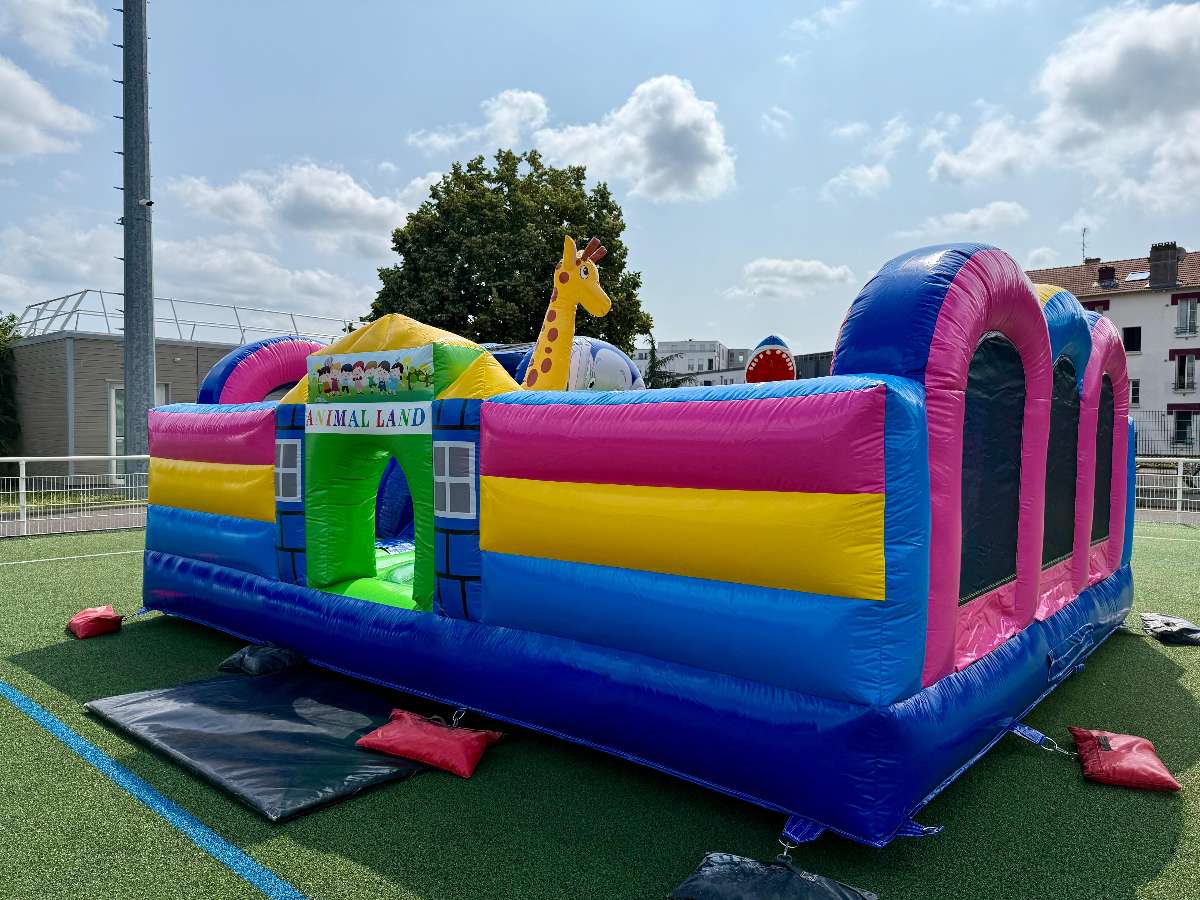 Parc Animal Land installé sur un terrain de sport